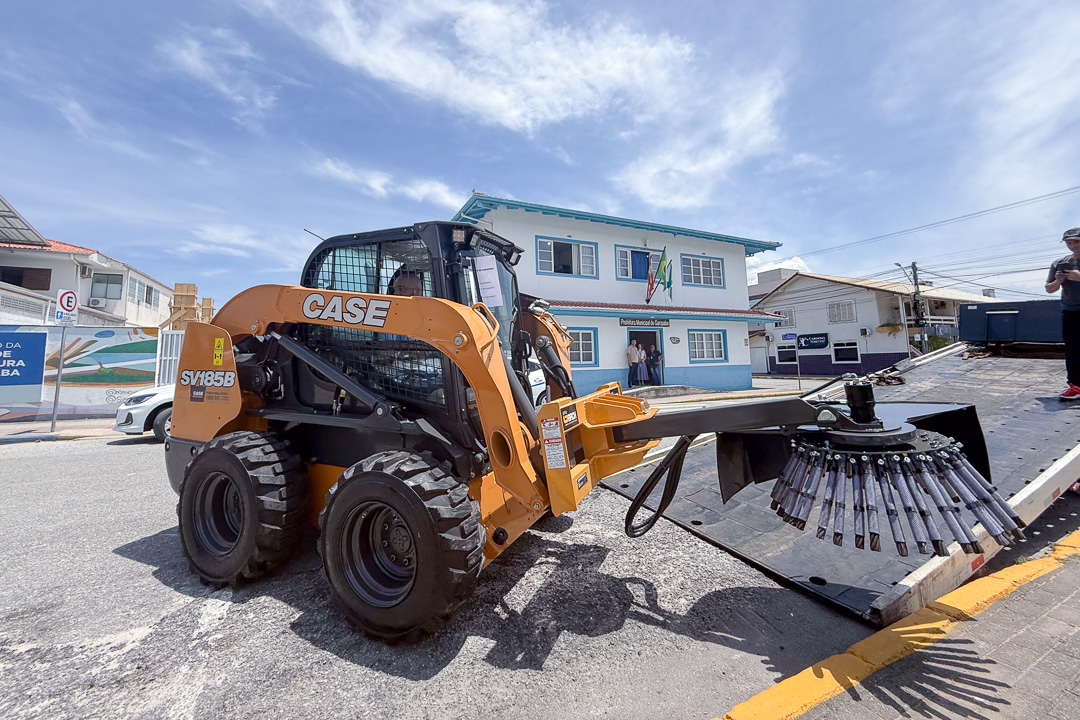 Leia mais sobre o artigo Secretaria de Infraestrutura investe em nova mini carregadeira para reforçar obras e manutenções nos bairros