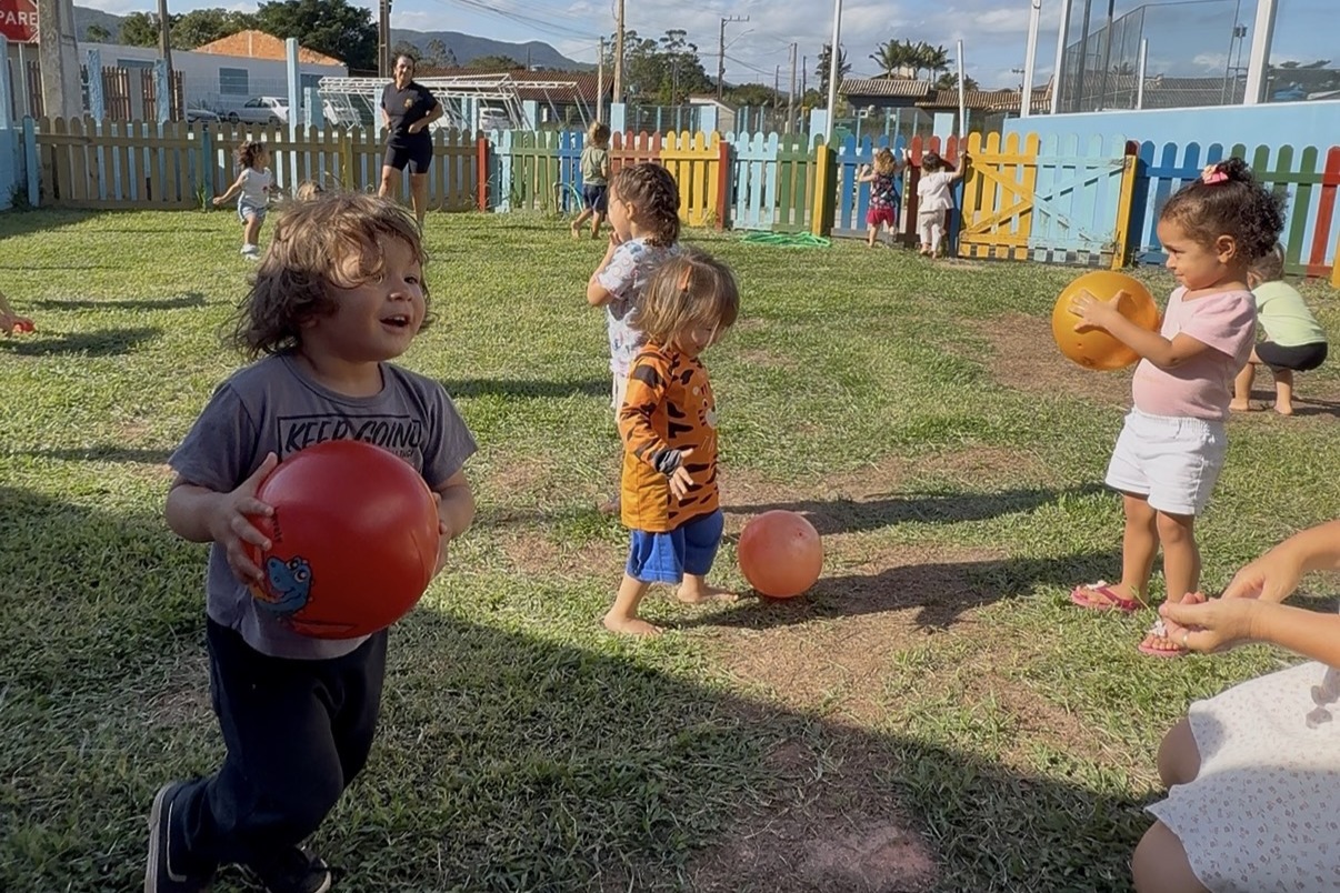 Leia mais sobre o artigo Projeto Verão 2026 atende 400 crianças com atividades lúdicas, sem o uso de telas